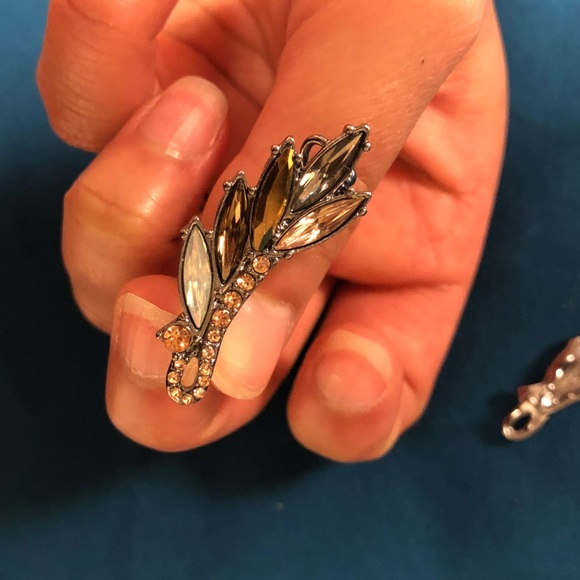 Ear cuff styled earrings - Picture 3 of 3